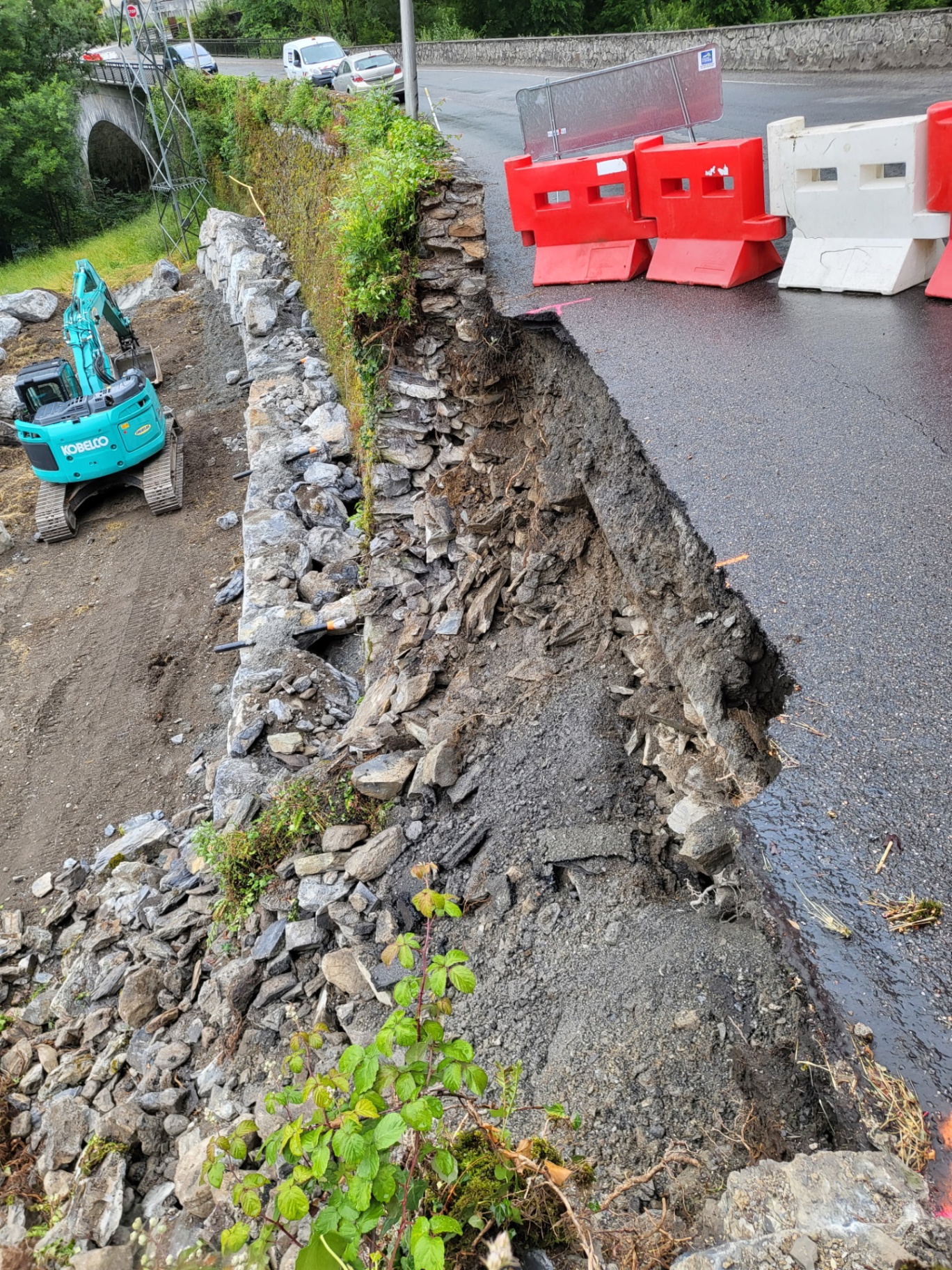 Reprise de mur de soutènement & voirie — Terrassement réalisé par Corsica TP, France